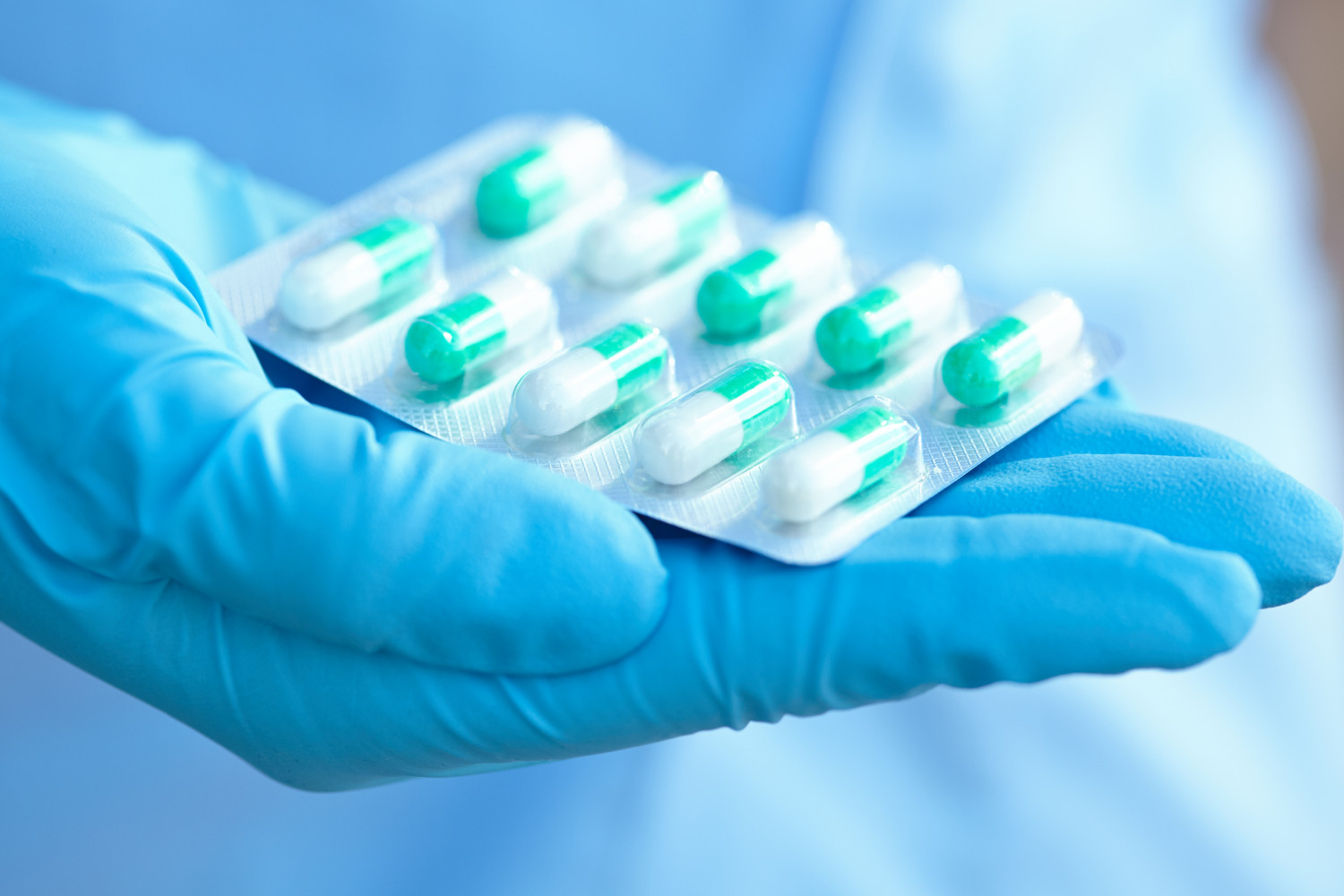 Правительство включило в Перечень ЖНВЛП три препарата для лечения COVID-19